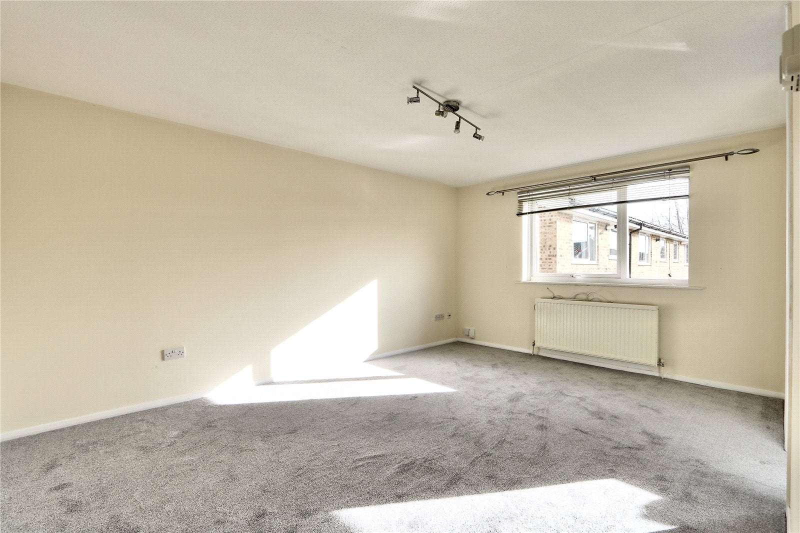 Flat Aylsham Drive in Greater London