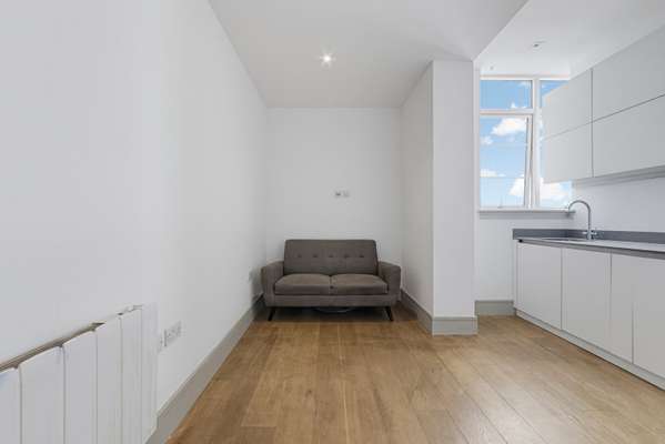 Flat Commercial Road in Greater London