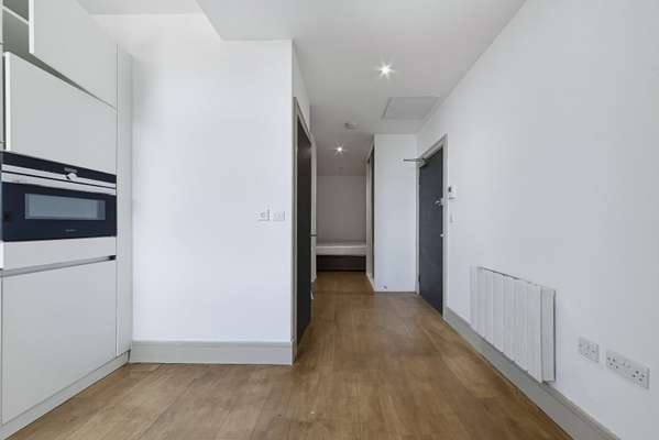 Flat Commercial Road in Greater London