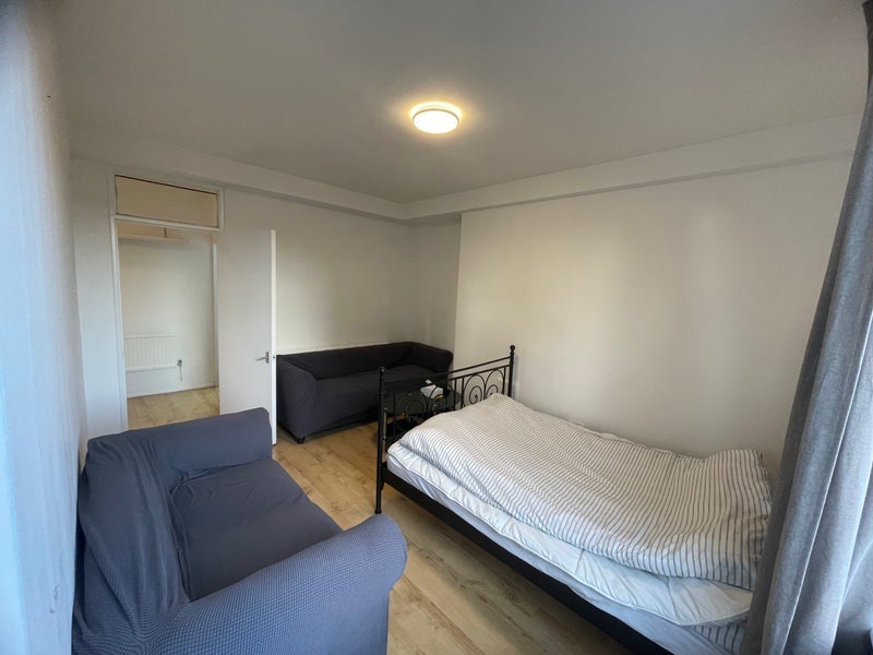 Room Rochester Square in Greater London