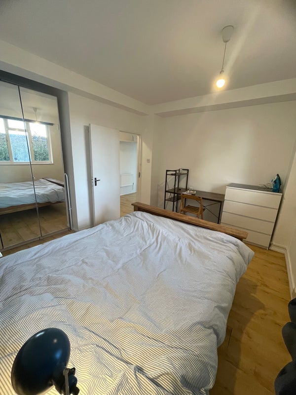Room Rochester Square in Greater London