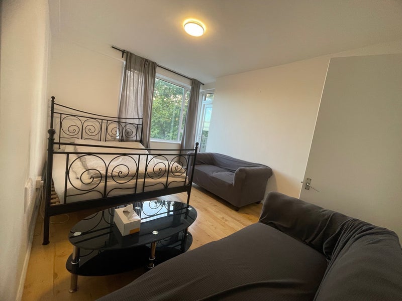 Room Rochester Square in Greater London