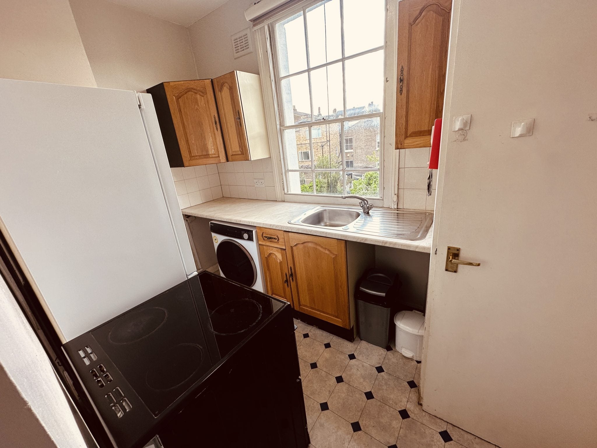 Flat Alma Street in Greater London