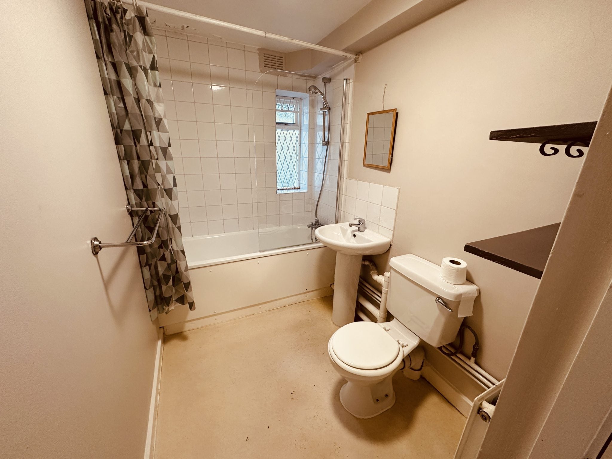 Flat Alma Street in Greater London
