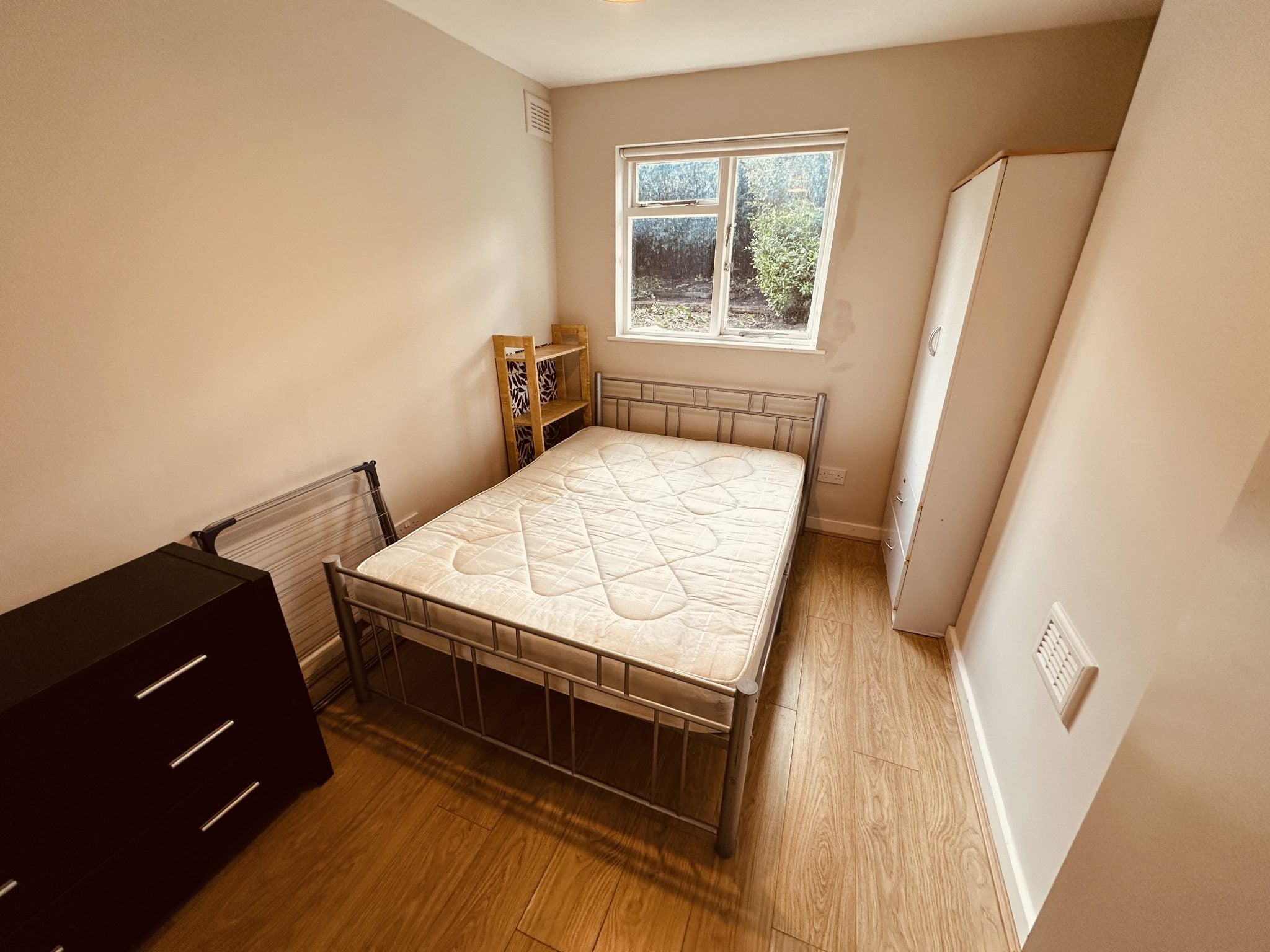 Flat Alma Street in Greater London