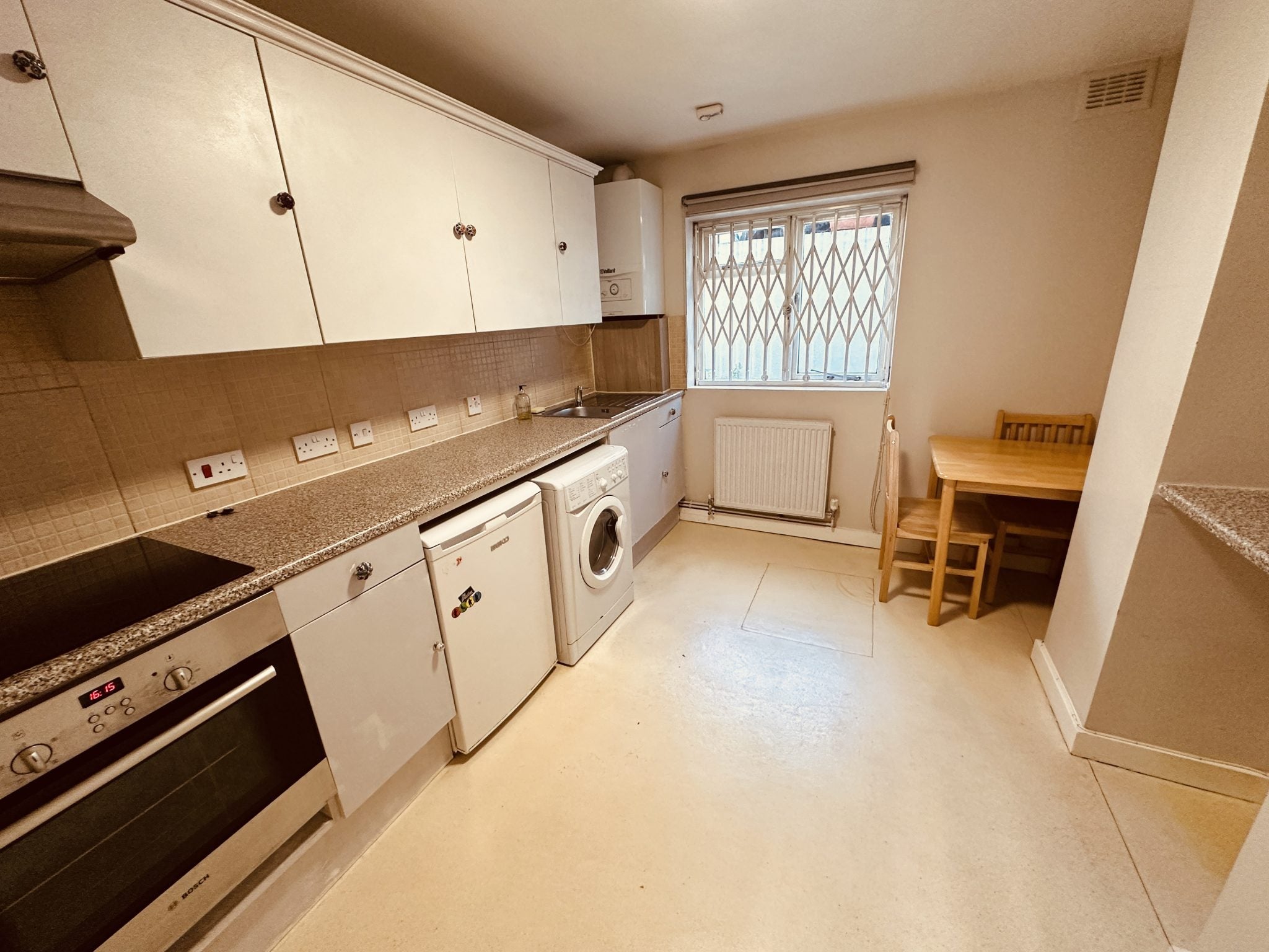 Flat Alma Street in Greater London