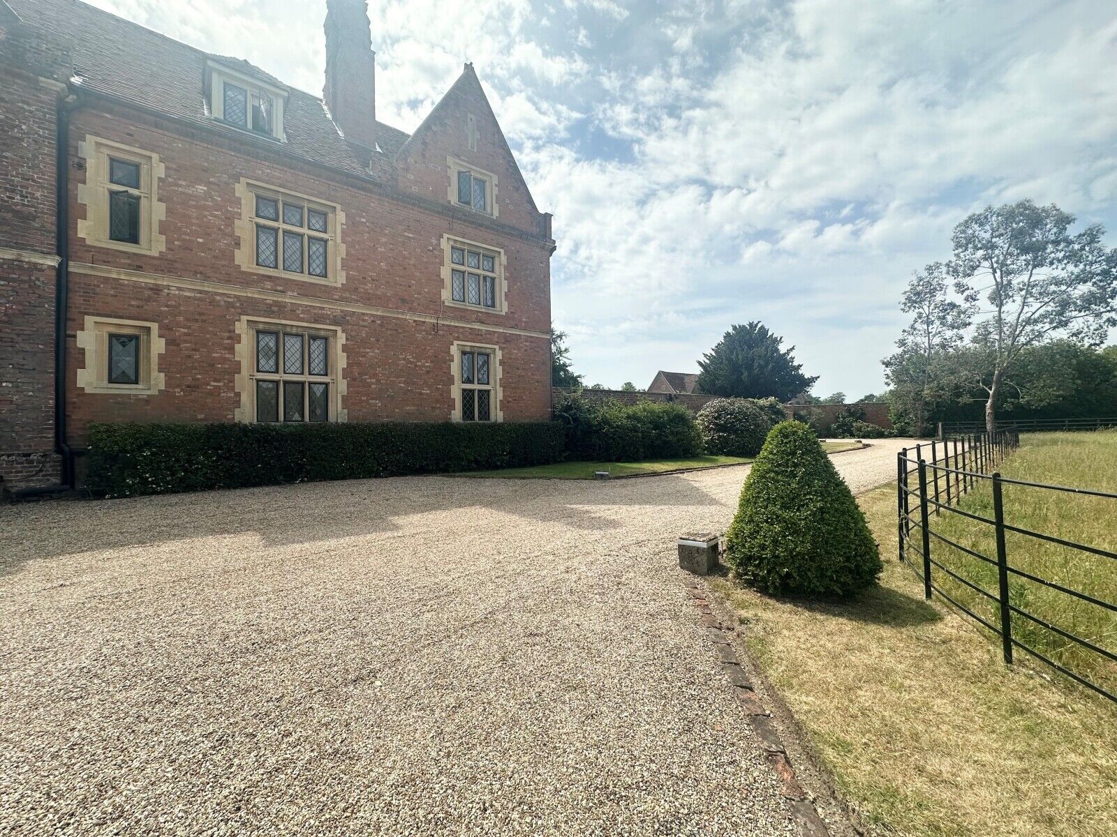 Flat Sawpit Road in Hurst