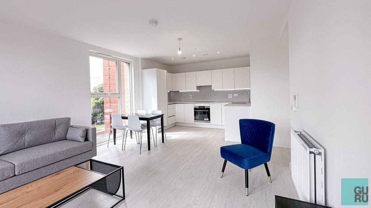 Flat Shearwater Drive in Greater London
