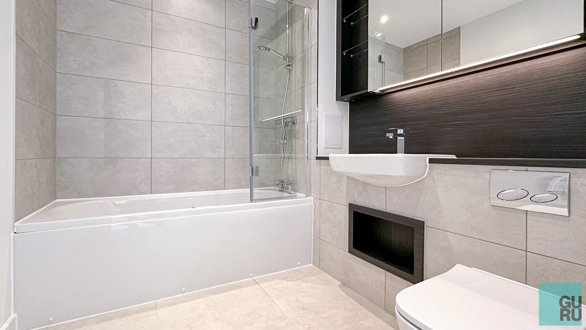 Flat Shearwater Drive in Greater London