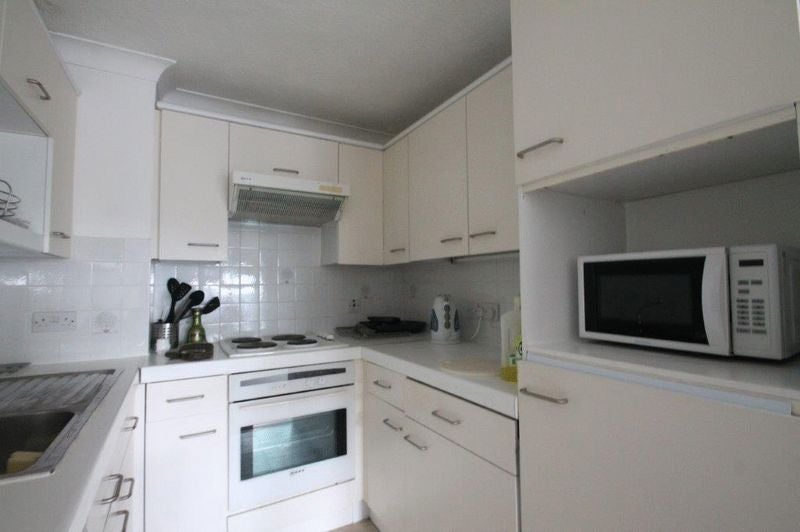 Flat Graces Alley in Greater London