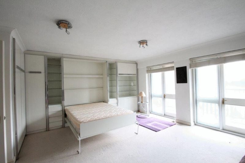 Flat Graces Alley in Greater London