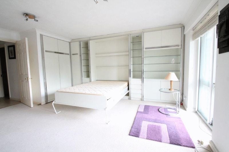 Flat Graces Alley in Greater London