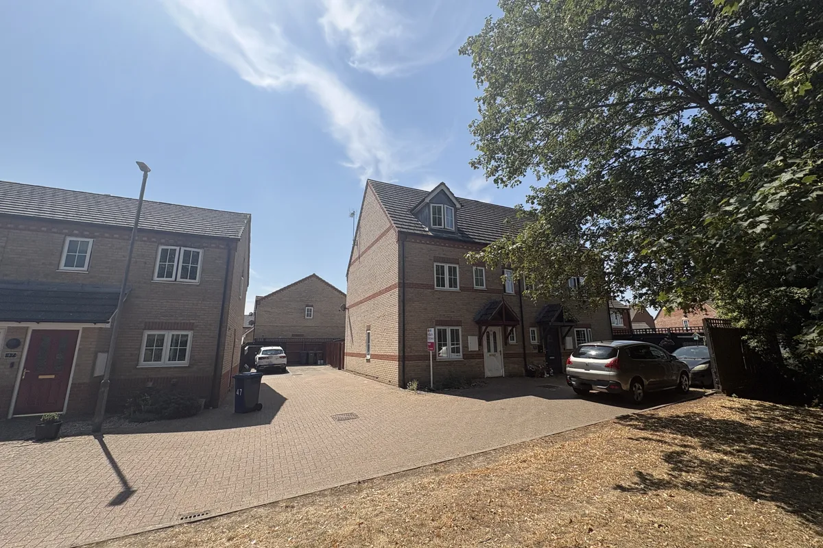 House Riverbank Close in Fenland District