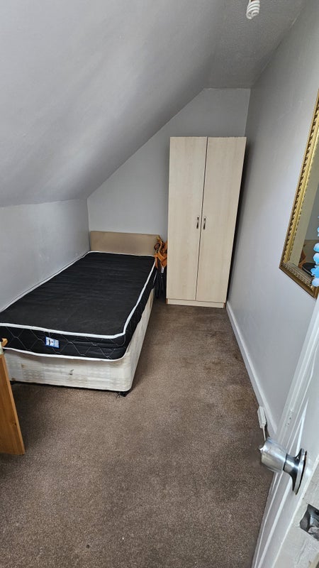 Room Queens Road in Greater London