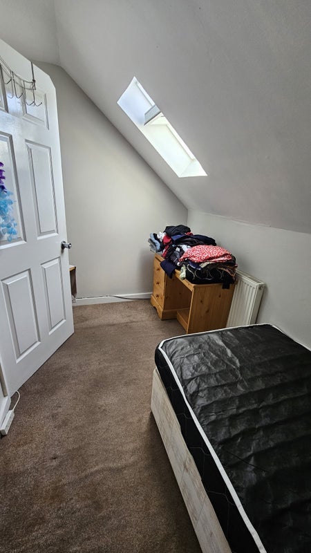 Room Queens Road in Greater London