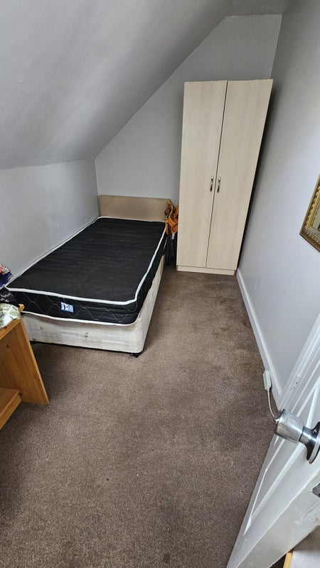Room Queens Road in Greater London