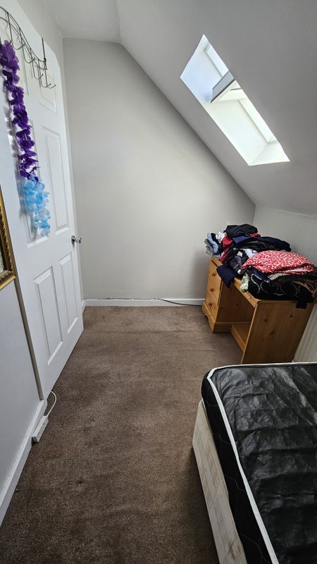 Room Queens Road in Greater London
