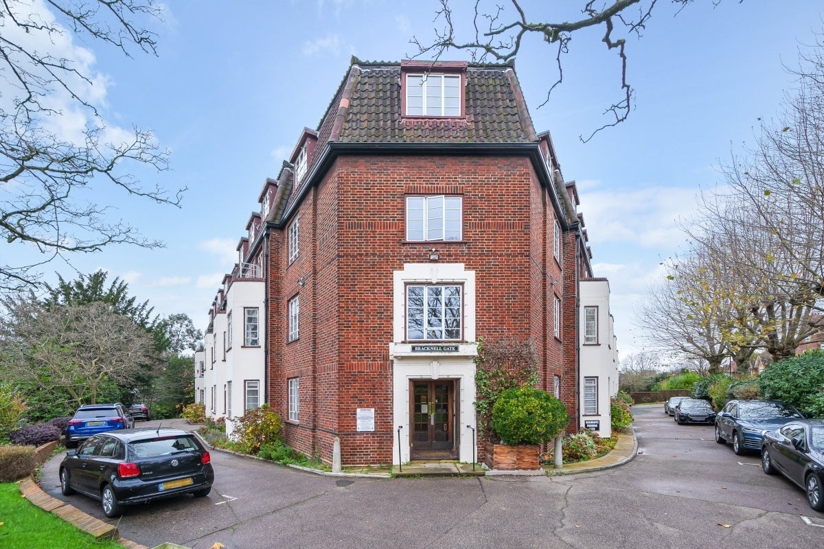 Flat Bracknell Gate in Greater London