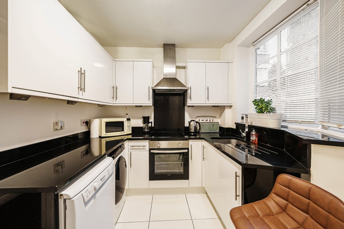 Flat Bracknell Gate in Greater London