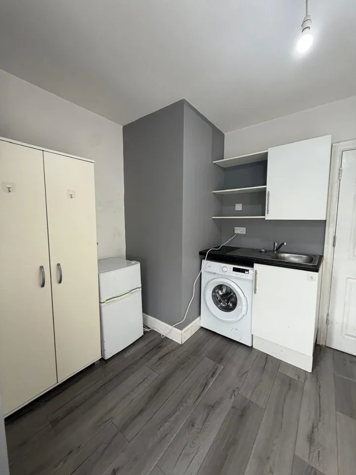 Flat Elmgate Avenue in Greater London