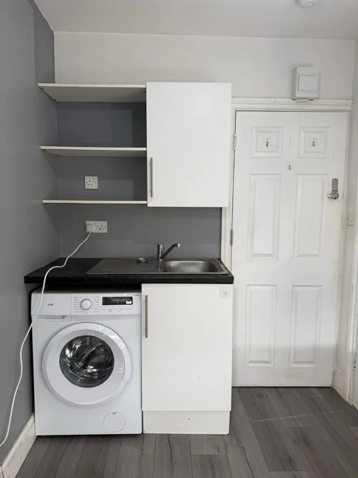 Flat Elmgate Avenue in Greater London