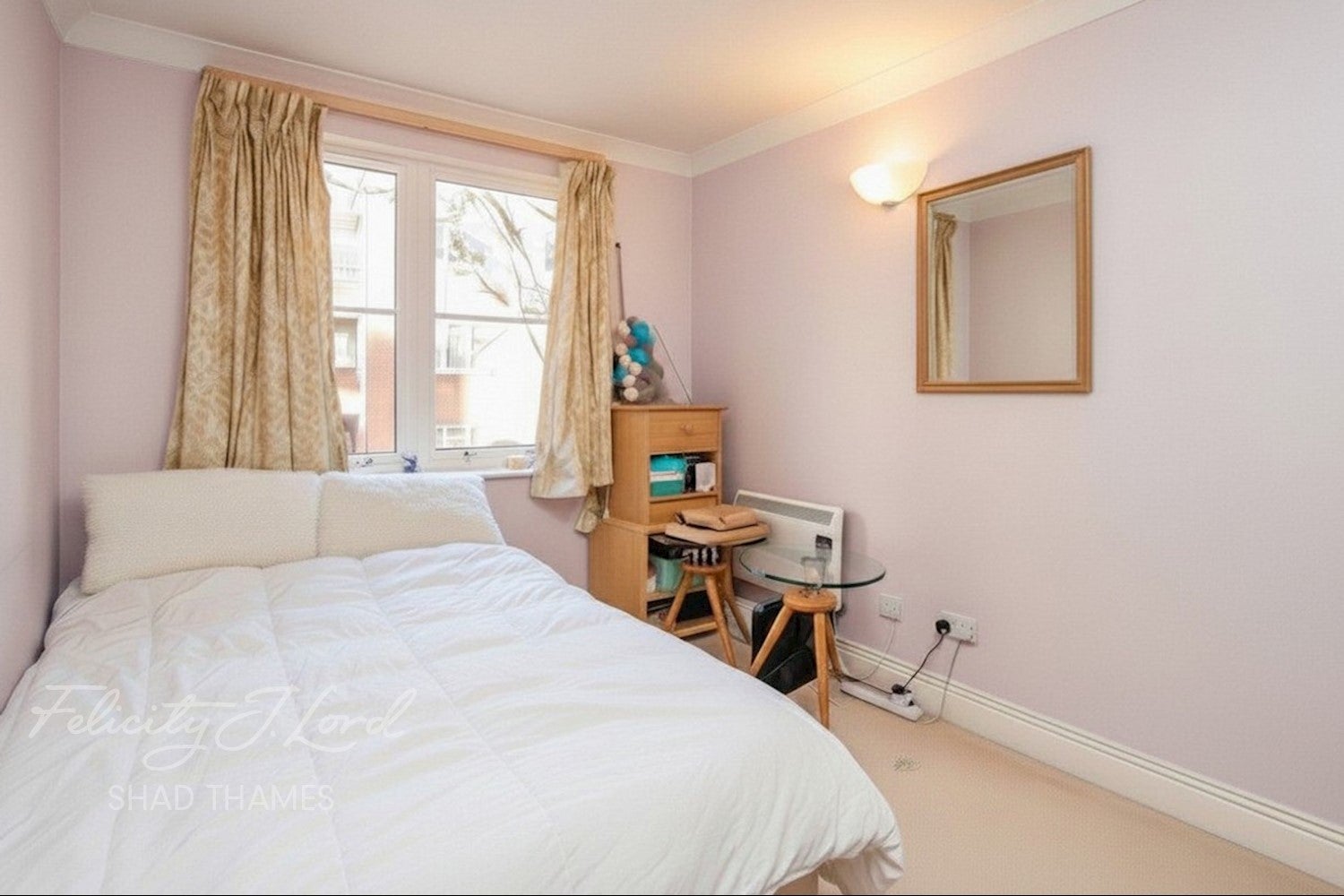 Flat Pardoner Street in Greater London