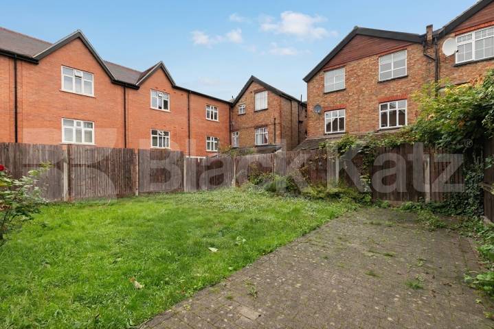 Flat Iverson Road in Greater London
