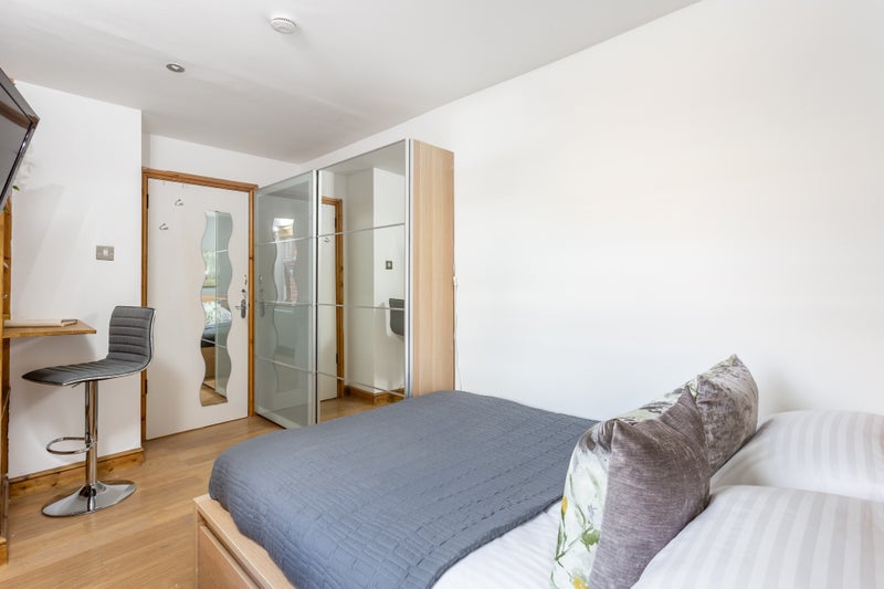 Room Robertson Street in Greater London