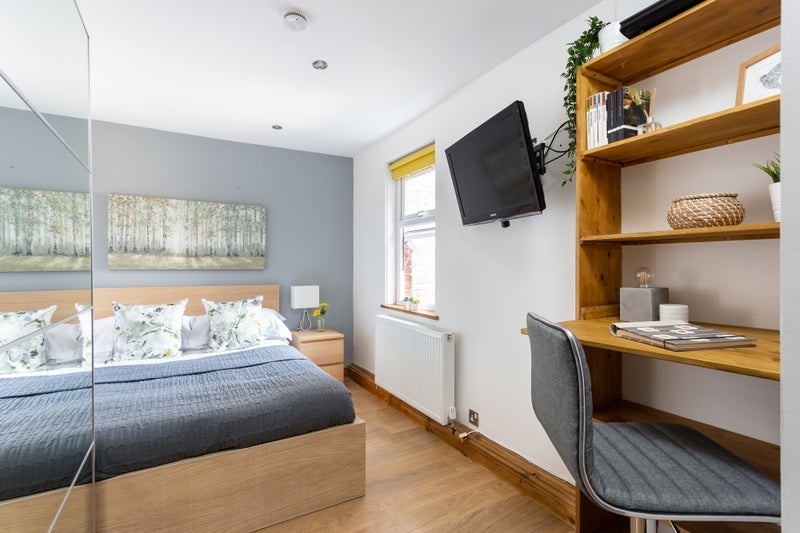 Room Robertson Street in Greater London