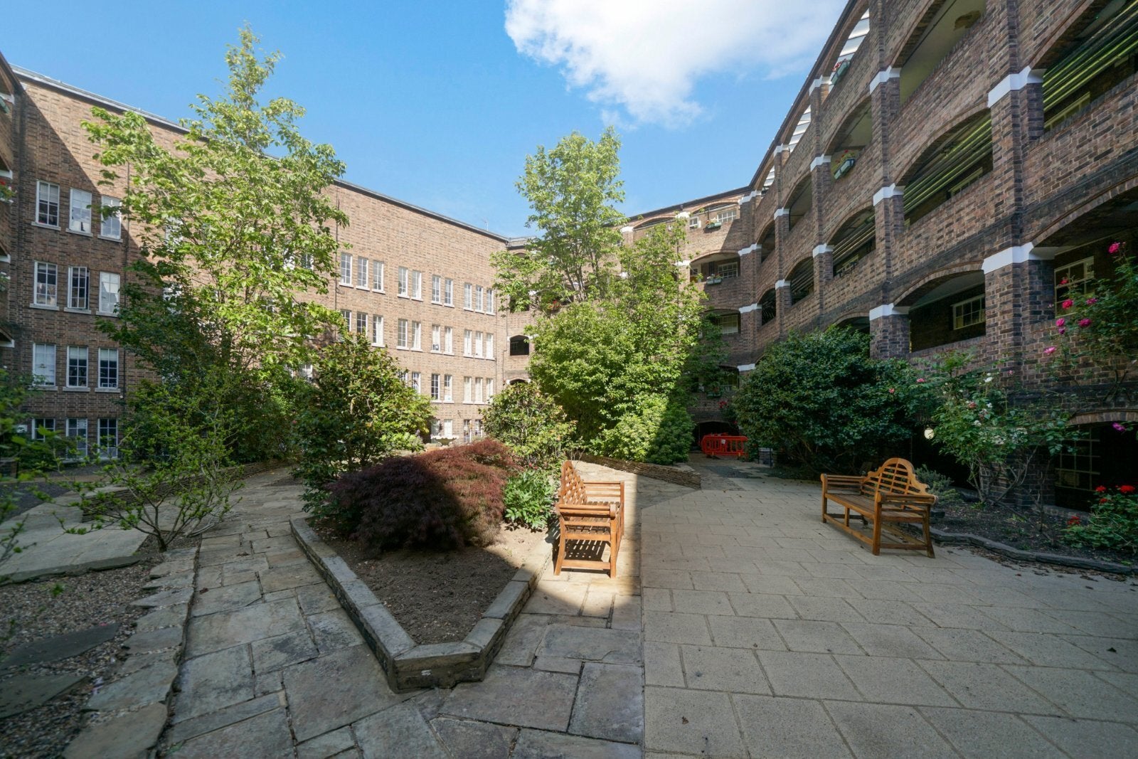 Flat Mortimer Crescent in Greater London