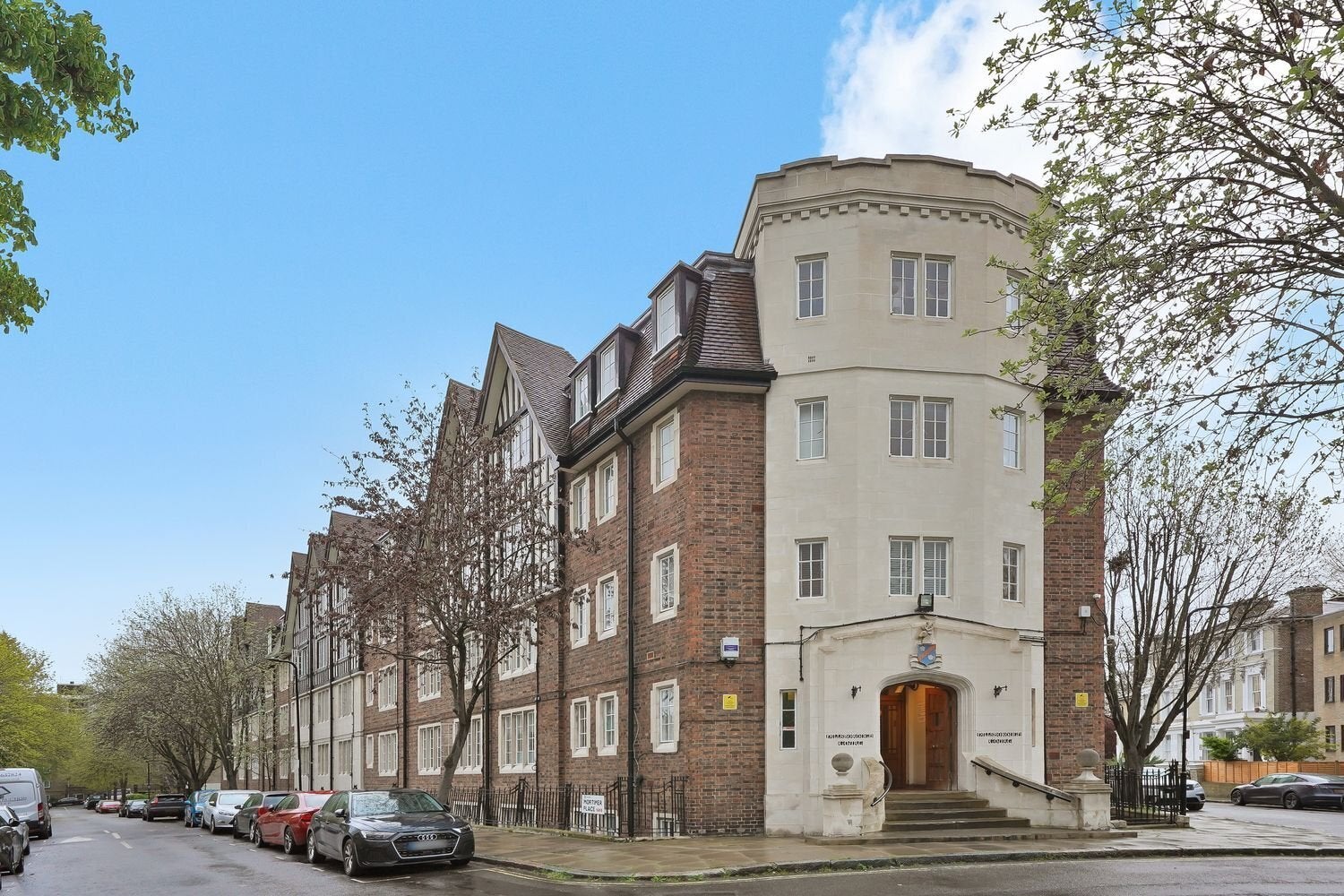 Flat Mortimer Crescent in Greater London
