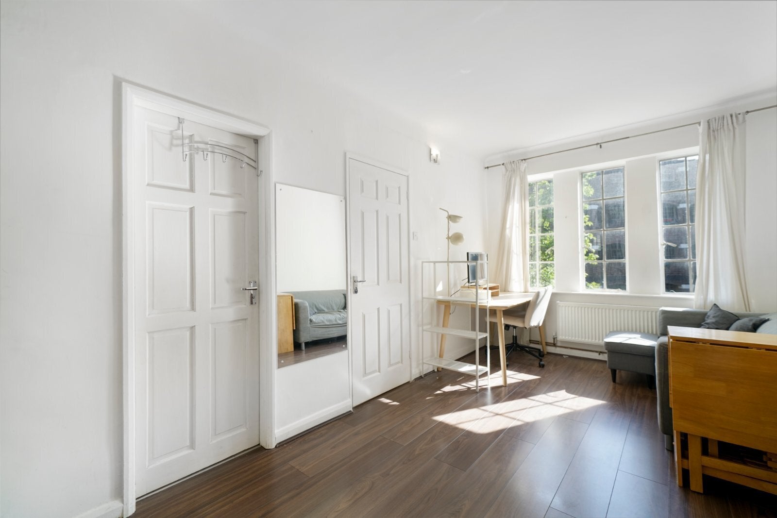 Flat Mortimer Crescent in Greater London