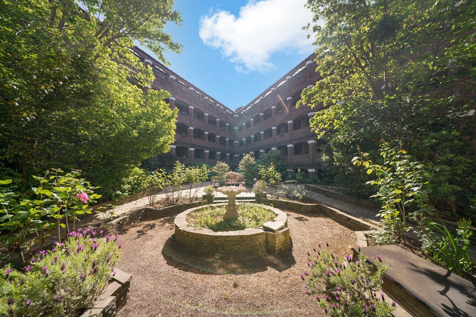 Flat Mortimer Crescent in Greater London