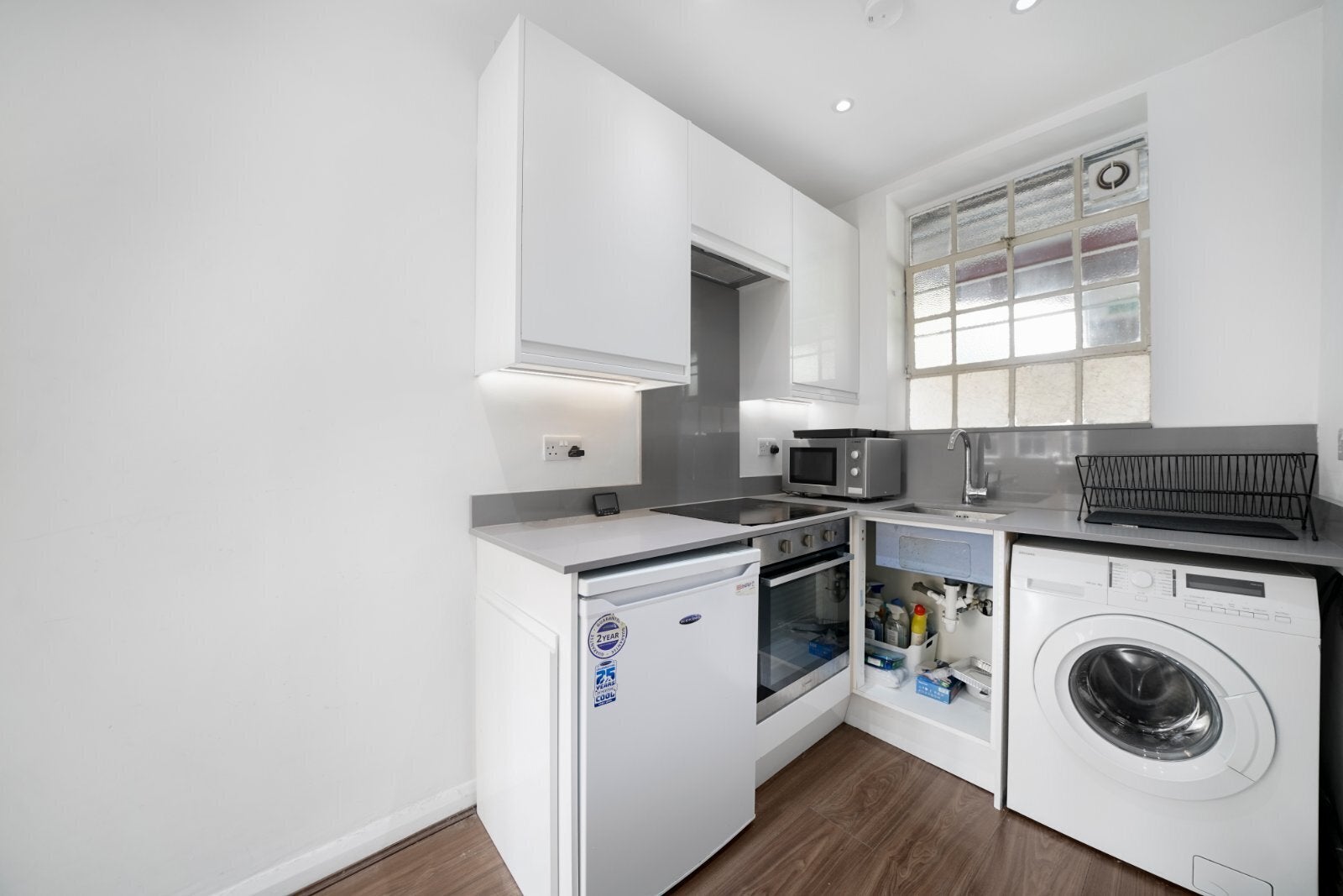 Flat Mortimer Crescent in Greater London