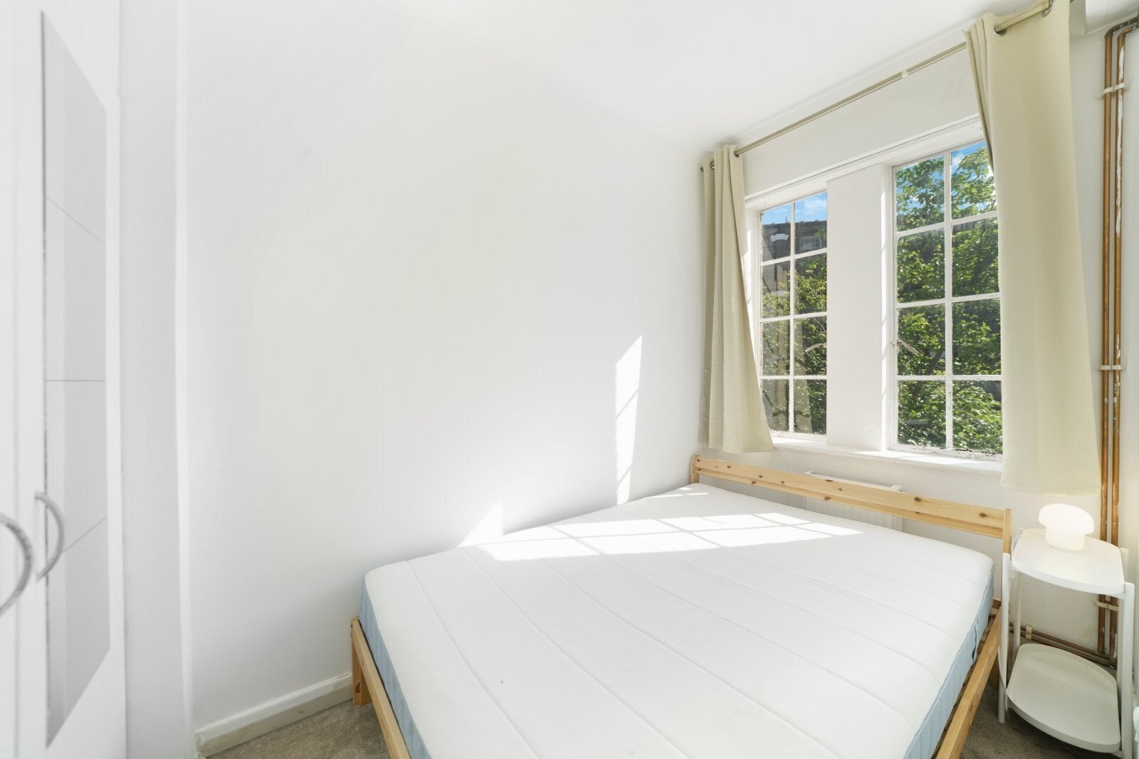 Flat Mortimer Crescent in Greater London