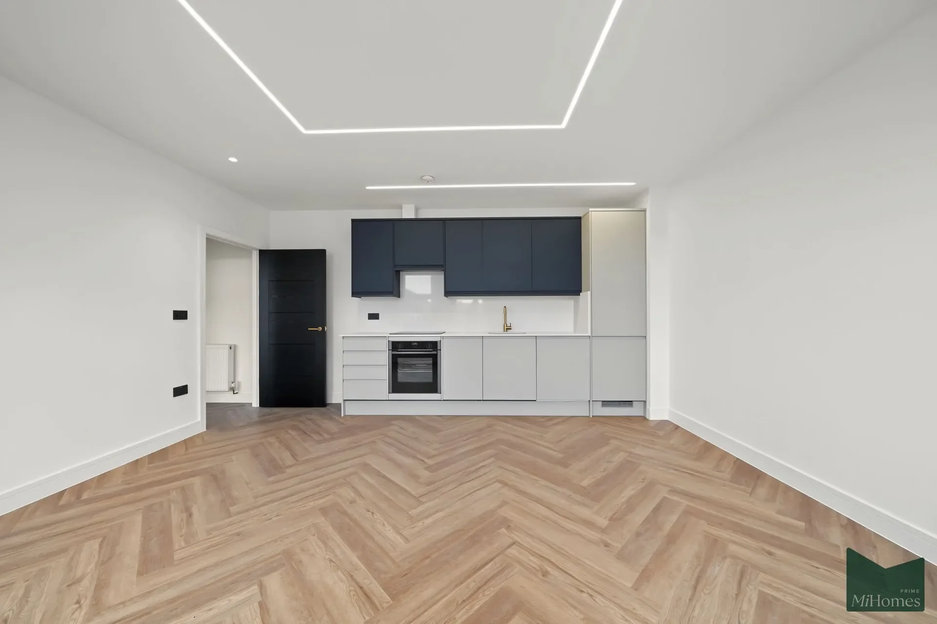 Flat Chase Side in Greater London