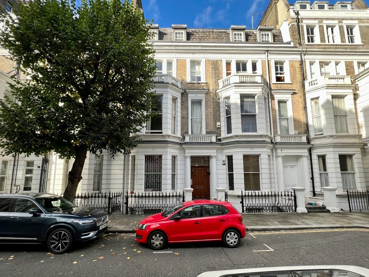 Flat Linden Gardens in Greater London