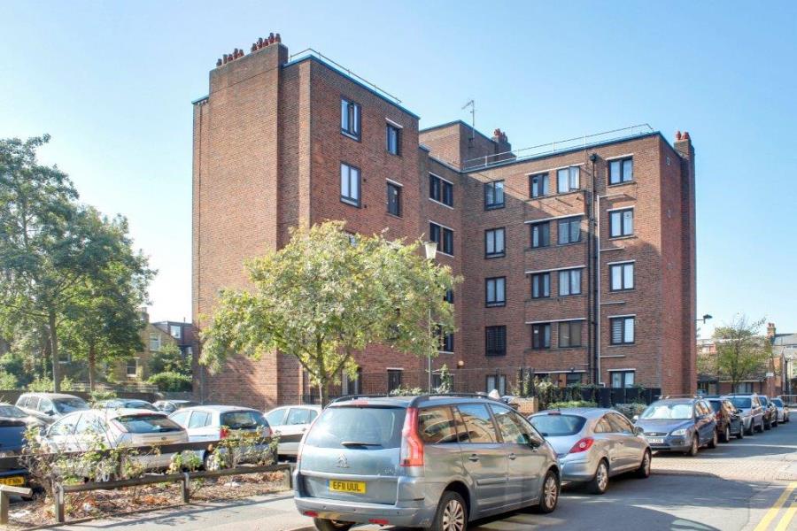 Flat Mount Pleasant Lane in Greater London