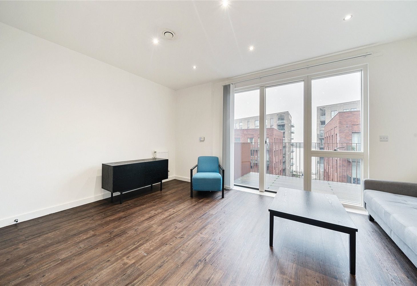 Flat Shackleton Way in Greater London