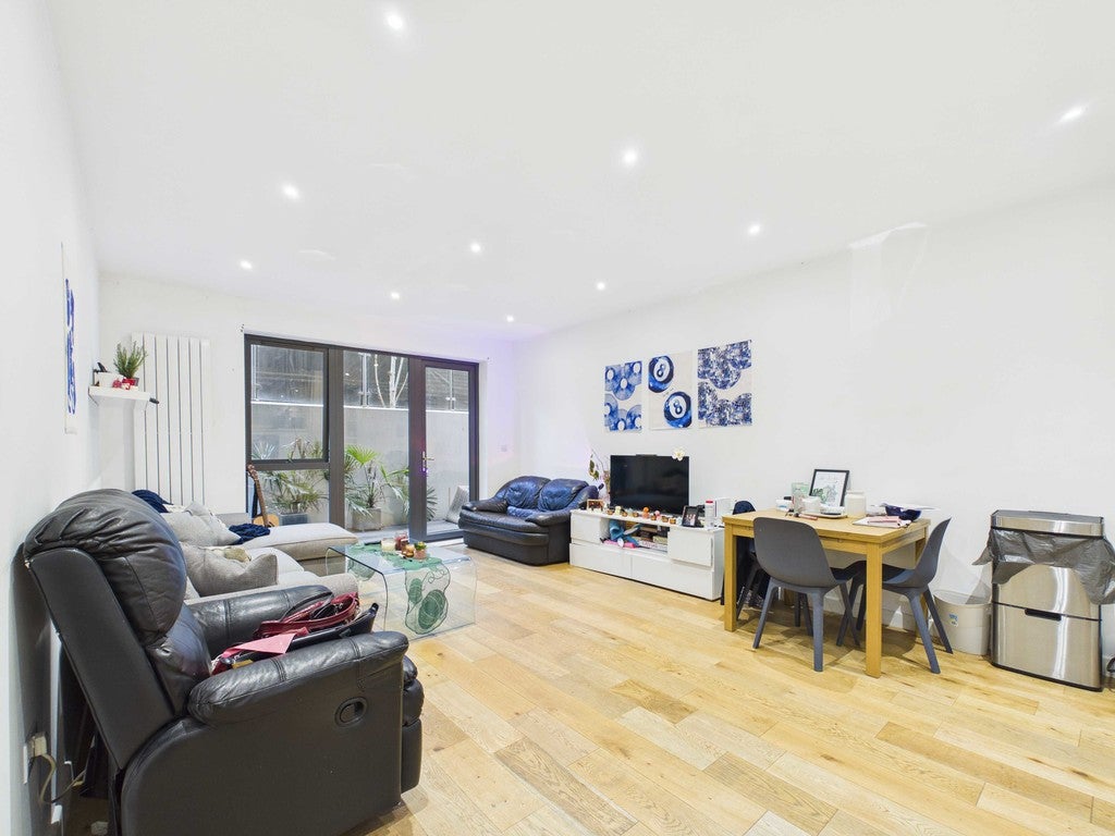Flat Waleorde Road in Greater London