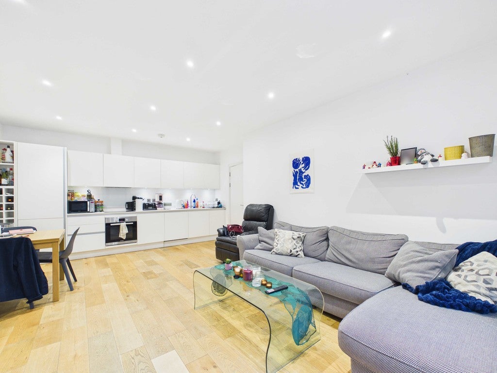 Flat Waleorde Road in Greater London
