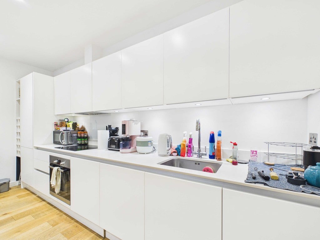 Flat Waleorde Road in Greater London