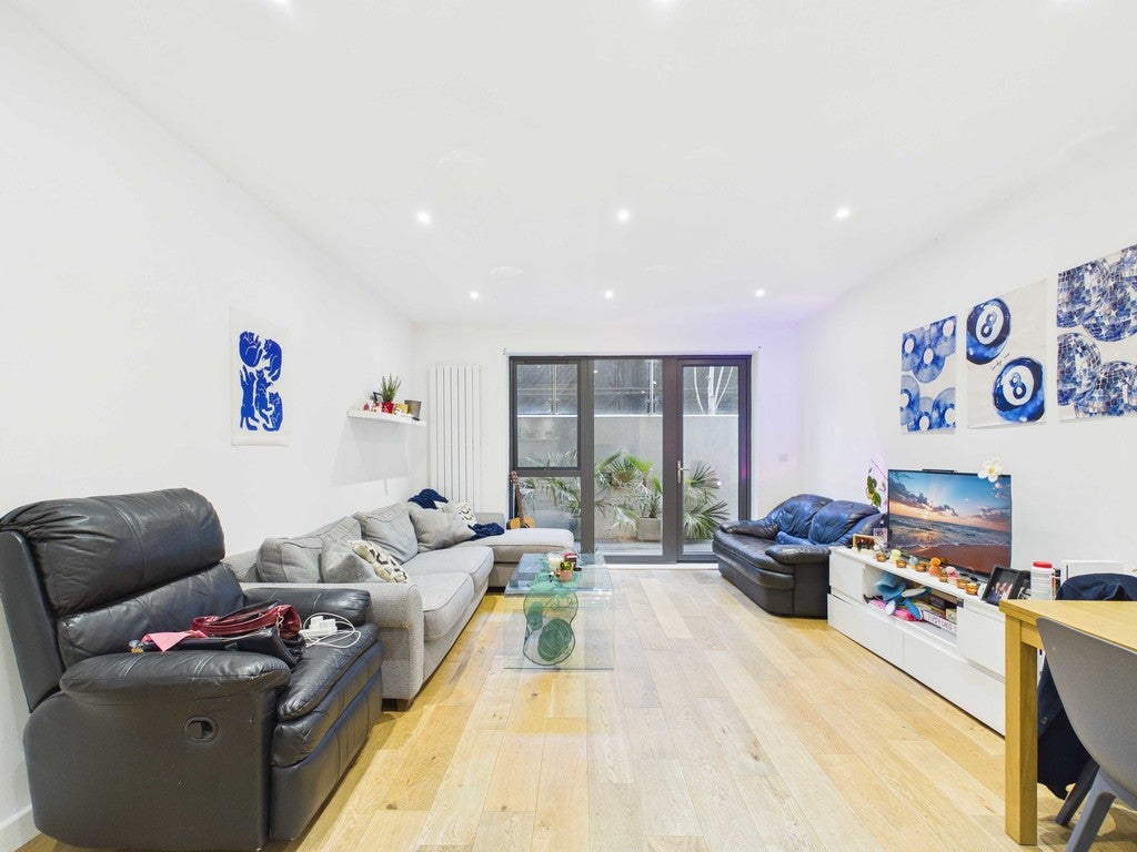 Flat Waleorde Road in Greater London