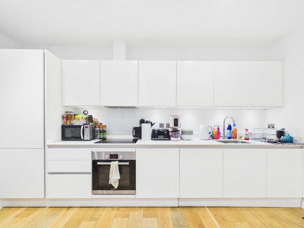 Flat Waleorde Road in Greater London