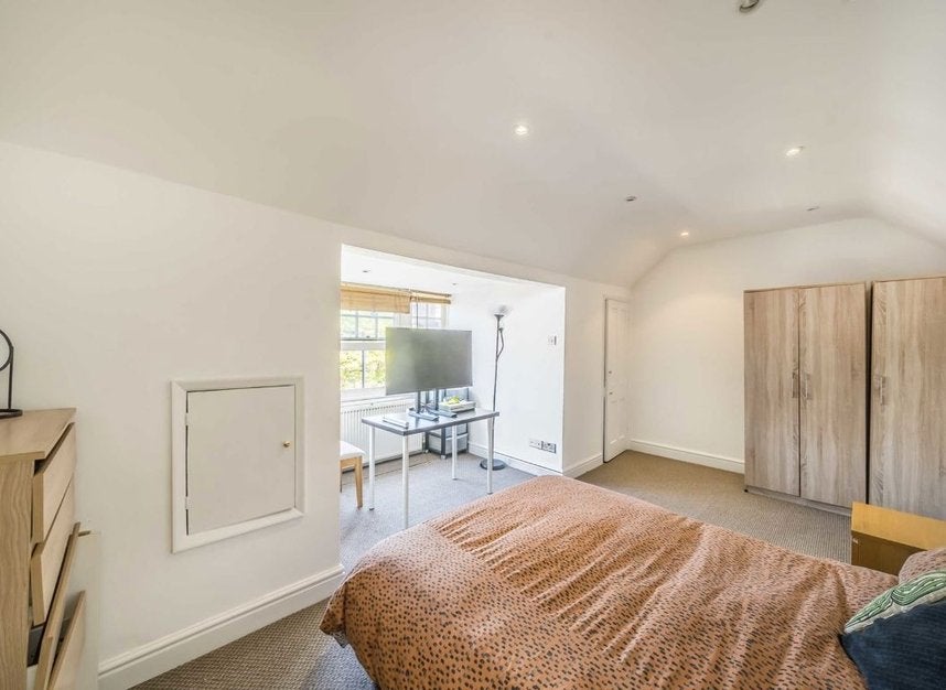 Flat Amesbury Avenue in Greater London