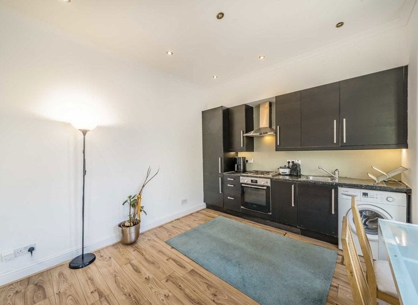 Flat Amesbury Avenue in Greater London