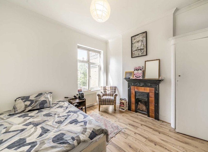 Flat Amesbury Avenue in Greater London