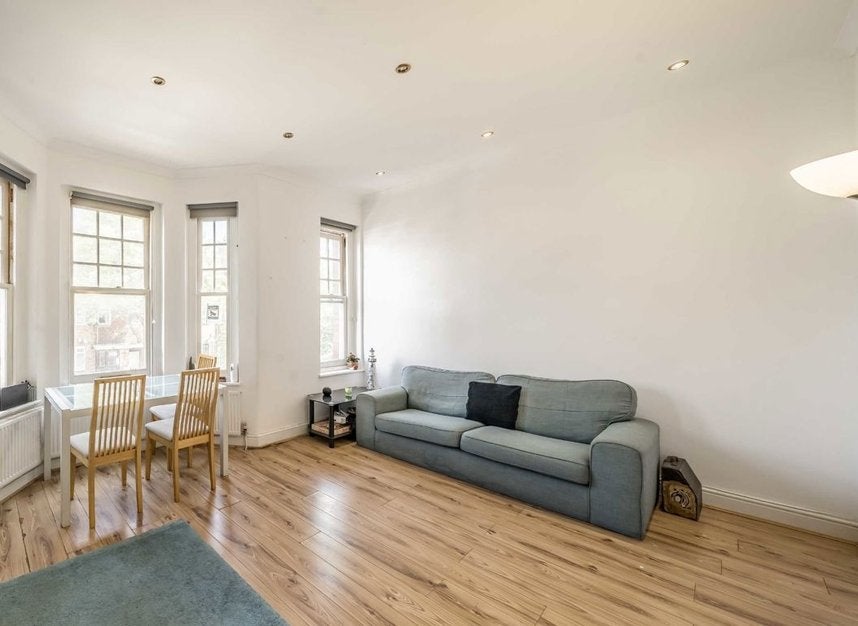 Flat Amesbury Avenue in Greater London