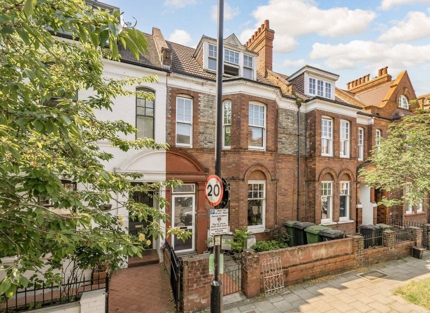 Flat Amesbury Avenue in Greater London