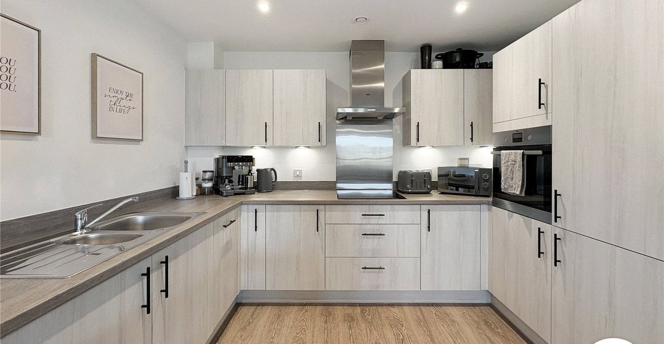 Flat Kings Hill Avenue in Tonbridge and Malling